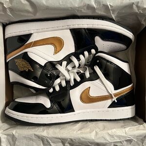 Air Jordan 1 Mid “black gold”